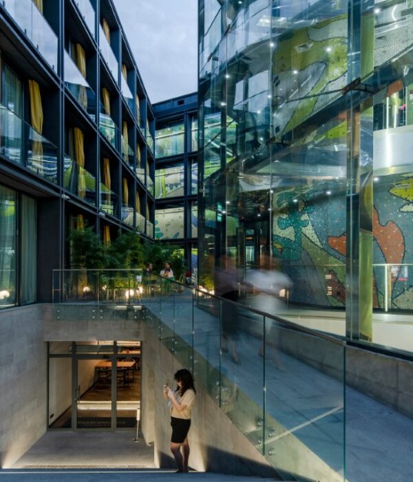 The restaurant also features a unique Elektra Belle Epoque coffee machine. Paired with Trismoka's exceptional coffee beans, you can indulge in the rich flavors and aromas of this delicious Italian blend.